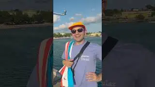 Британский турист на Барбадосе выучил слова на языке баджан на фестивале жареной рыбы в Ойстинсе