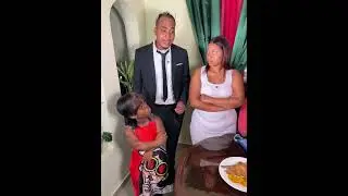 Su hermana utiliza este método con una cartulina para decirle a él que hace su esposa 😳😱  