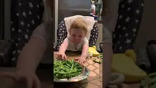 Смешное видео! Дети! Мальчик первый раз увидел Горох ! Очень смешное видео