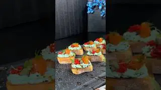 🖤🐟🥖 30-Second Luxe Canap&eacute;: Smoked Salmon & Caviar #partyappetizers #partysnacks