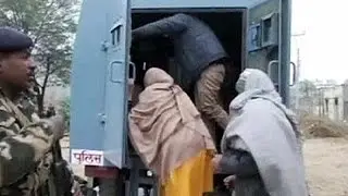 Thousands of Indians flee rising violence in Kashmir