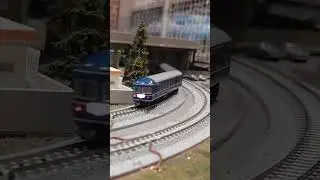 Nゲージ:DD54‐33牽引20系客車。