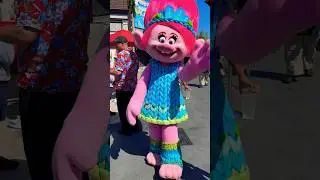 Meeting Poppy from Trolls at Universal Studios! #shorts #troll #cosplay
