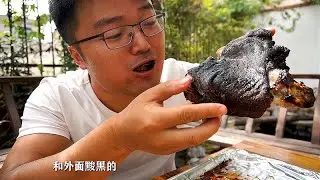 炭肘子，比炭还黑，三斤肘子一斤蒜的组合，一人吃一根，太过瘾了