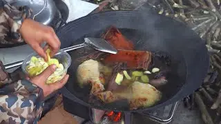 阿哥家过年的时候炖了一大锅腊肉和腊猪头，看着真解馋