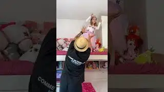 Giorgia cade dal letto a castello mentre balla con Pap&agrave; Salvo! #shorts