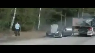 Teures Auto zerst&ouml;rt