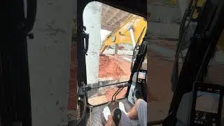 Remoção piso área gourmet, instalação hidráulica da obra . Cat 316 