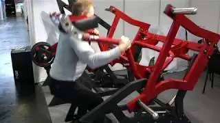 Michael Gundill teste une copie de machine à squat Rogers