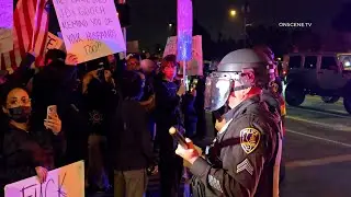 Демонстранты протестуют против мероприятия TPUSA возле церкви в Риверсайде.