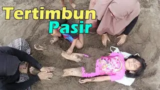 Yaya Ditimbun Pasir oleh Bunda dan Wa Eneng saat Bermain Pasir di Tepi Pantai