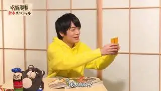 Kimura Subaru gives Enoki Junya a present