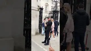 Всегда соблюдайте дисциплину, находясь рядом с королевской гвардией. #смешноеживотное #лошадь