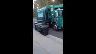 Trash Truck ♻️ Picking Up Trash (Garbage Truck) Recycle 🗑