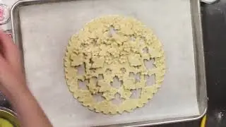 Beautiful pie crust design from 'Elegant Pie' by Karin Pfeiff-Boschek