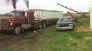 1978 mack RL 700 pullin 25 tons of wheat through mud