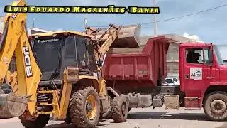 RETROESCAVADEIRA DA JCB enchendo CA&Ccedil;AMBA, NA limpeza URBANA 