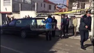 Report TV - Krimi makaber ne Kor&ccedil;e, momenti kur trupat e viktimave nxirren nga banesa