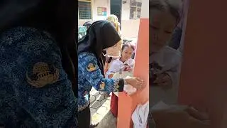 Membantu siswa yang sakit ketika upacara, Guru memberikan pertolongan pertama dengan ikhlas
