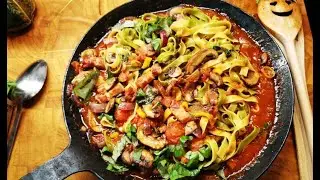 Pilzpfanne mit Tomaten und Tagliatelle