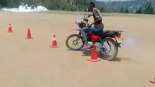 Uko wakwiga amakona bitakugoye  kuri moto
