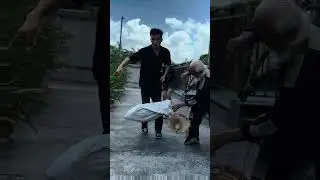 The old man's decisive action helped the girl [KINDNESS MAN] #kindness #respect #goodman