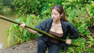 Two beautiful sisters make a fishing net in the lake to make a delicious dish.