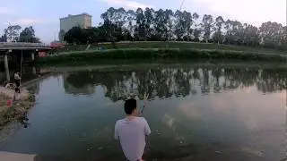 在深圳打工的農民工們週末沒有地方玩兒，只能到河邊散步、釣魚，還有流浪歌手賣唱，好熱鬧呀！