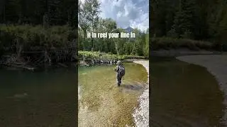Поймали прекрасную форель в чистой голубой воде! #рыбалка #короткиевидеонавидео
