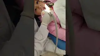 Em Be đi hàn răng sâu