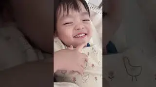 机灵lewen宝宝知道要拿着电池出门买遥控车 看到奶茶急得口水都要留下来@潘爸乐文vlog｜baby lewen&pan#dadlife#babyboy #family