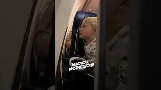 Маленький мальчик заставляет всех в самолете смеяться ❤️