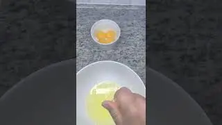 Como batir huevos. . . . . .. How to beat eggs
