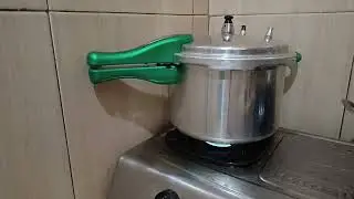 🔥🎧 ASMR Sound of a Pressure Cooker Whistling on the Stove 🍲✨