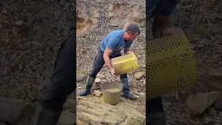Промывка золота в австралийском аллювиальном ручье.