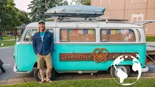 Мужчина живёт и продаёт кофе из своего автобуса VW
