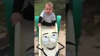 El beb&eacute; se cae mientras juega al tobog&aacute;n #shorts