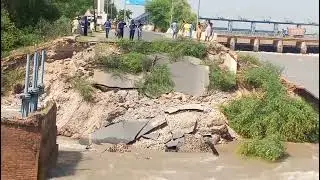 On the east side of Jinnah Barrage, a bridge collapsed.