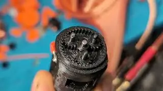 Prototyp f&uuml;r ein Motorblock mit Planetengetriebe f&uuml;r angetriebene Klemmbausteinzugachsen