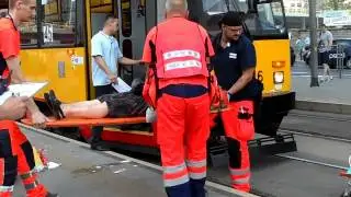 Potrącenie przez tramwaj pod Dworcem Centralnym.