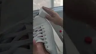 Limpando T&ecirc;nis sem precisar lavar de forma f&aacute;cil e r&aacute;pida com a esponja m&aacute;gica #shorts #dicas