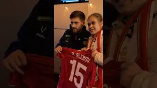 Данил Глебовв не мог отказать в футболке после игры 🙌 #сборнаяроссии