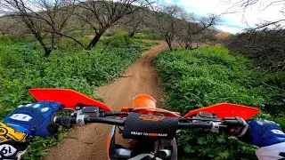 Катаюсь (и падаю) на своем новом KTM 250 XC-F по пустынным трассам.