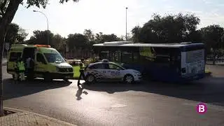 Un autobús de l’EMT xoca contra una rotonda a Palma
