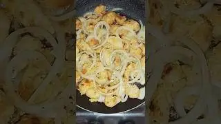 Almo&ccedil;o de hoje repolho refogado, e picadinho de fil&eacute; de frango acebolado. Olha que del&iacute;cia ❣️😋