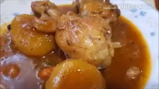 pollo en salsa con patatas de guarnición . Todo a la olla.