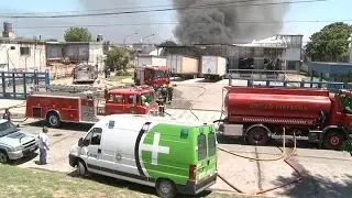 Quedó controlado el incendio en una fábrica de colchones en Avellaneda que afectó al barrio lindero
