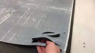 Zund S3 1600 cortando espuma metalizada