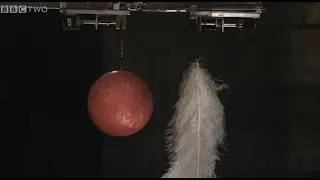 Qui de la boule de bowling ou de la plume tombe le plus vite ?