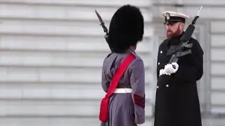 Rivoluzione Buckingham Palace, i marinai al cambio della guardia